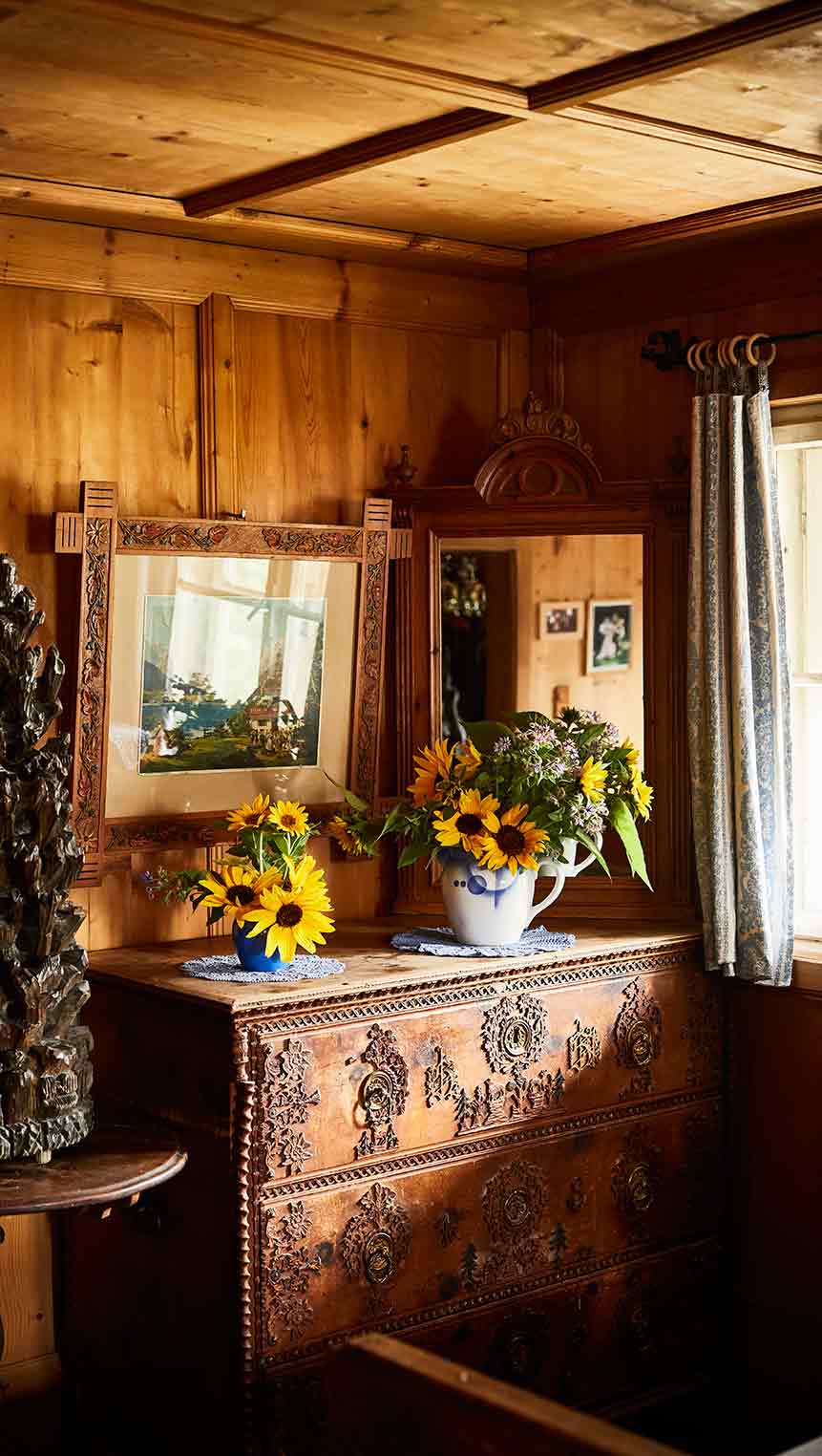 Liebevoll von Theresia Bacher dekorierte Gästezimmer mit Blumen aus dem Garten des Schwaigerlehens